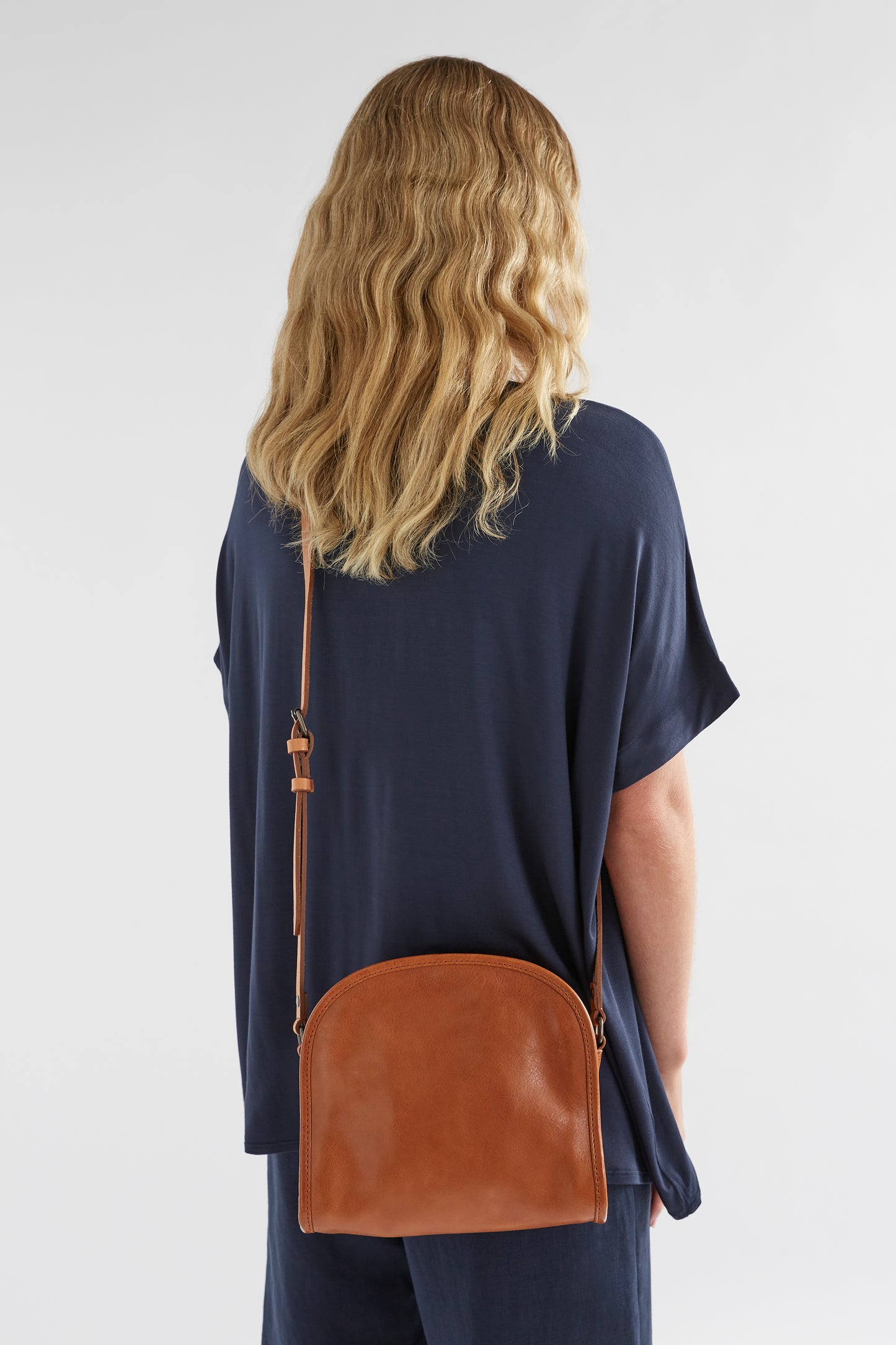 Elk Kurva Messenger Bag - Black or Tan